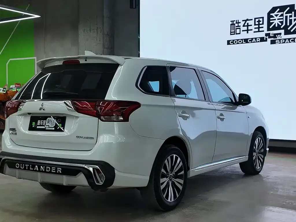 Mitsubishi Outlander 2023 из CN, фото 9