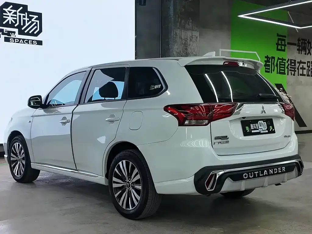 Mitsubishi Outlander 2023 из CN, фото 4