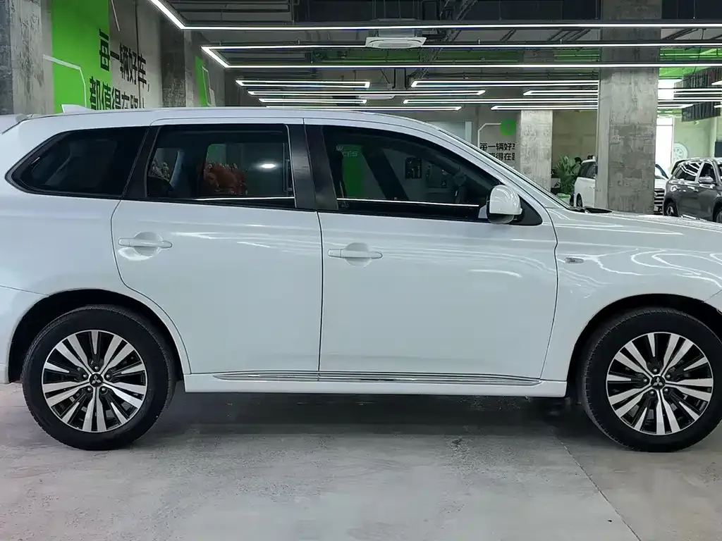 Mitsubishi Outlander 2023 из CN, фото 7