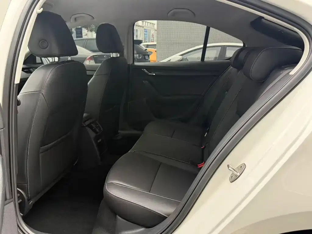 Skoda Octavia — фото 2