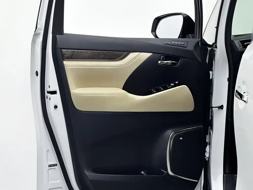 Toyota Alphard — фото 9
