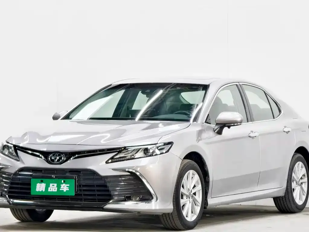 Toyota Camry — фото 1