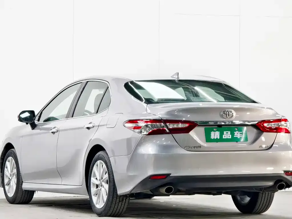 Toyota Camry — фото 2
