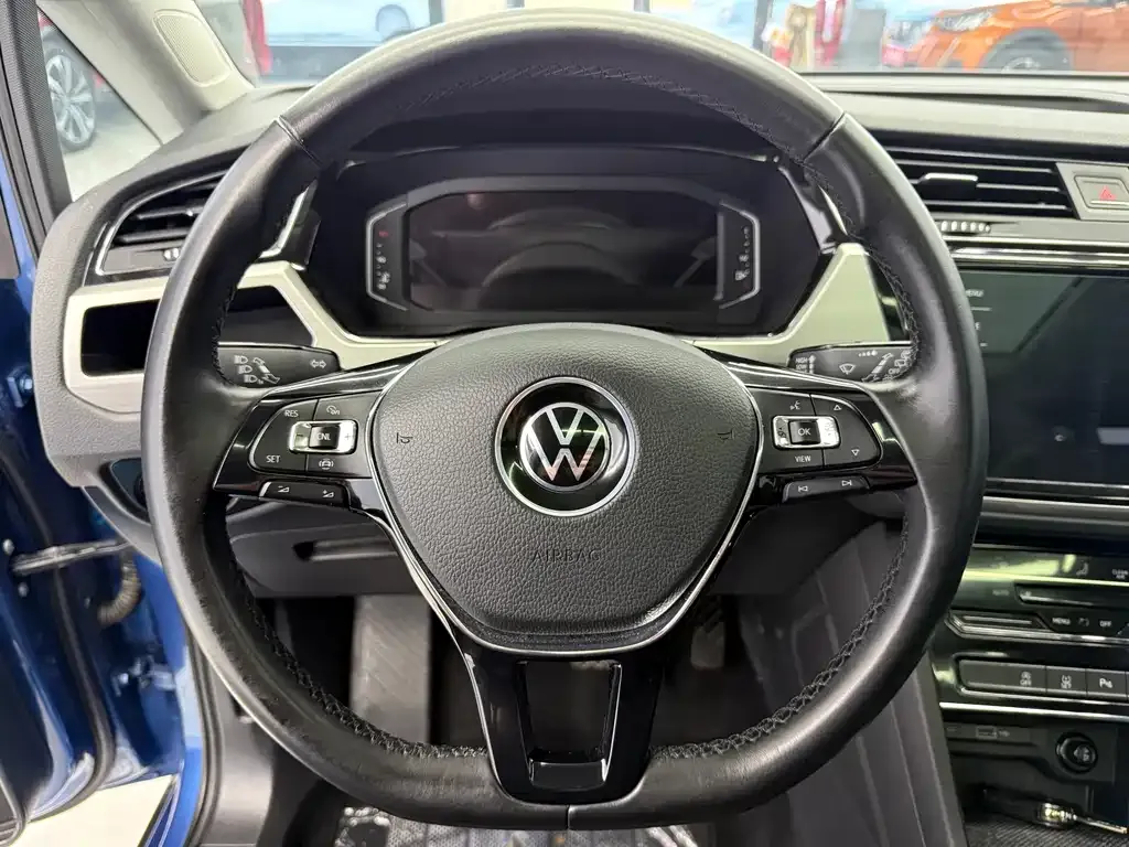 Volkswagen Touran 2023 из CN, фото 9