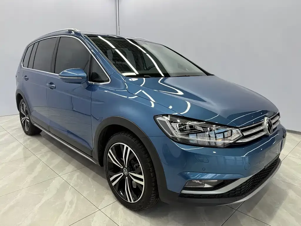 Volkswagen Touran 2023 из CN, фото 4