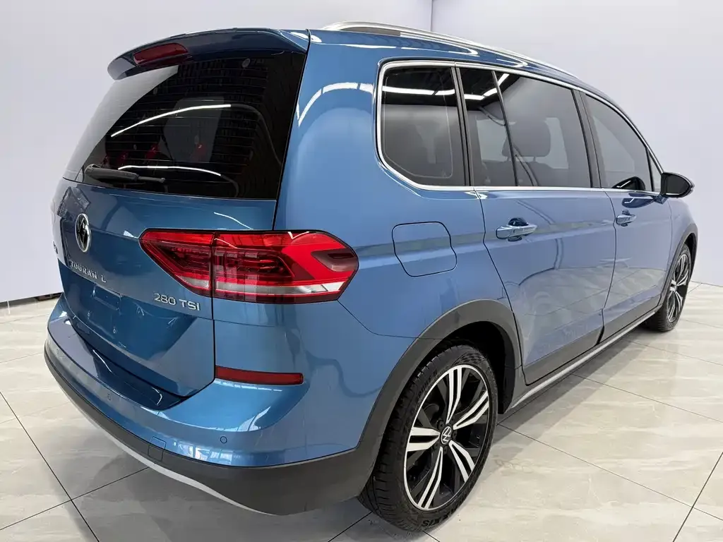 Volkswagen Touran 2023 из CN, фото 7