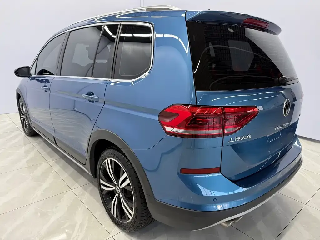 Volkswagen Touran 2023 из CN, фото 5