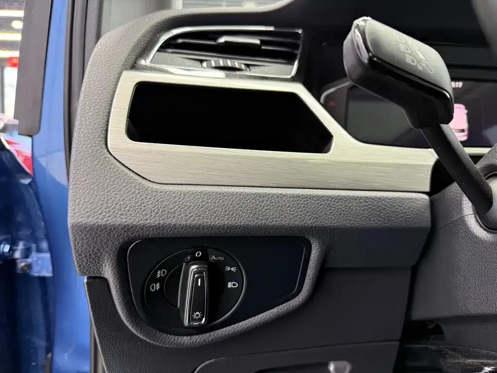 Volkswagen Touran 2023 из CN, фото 2