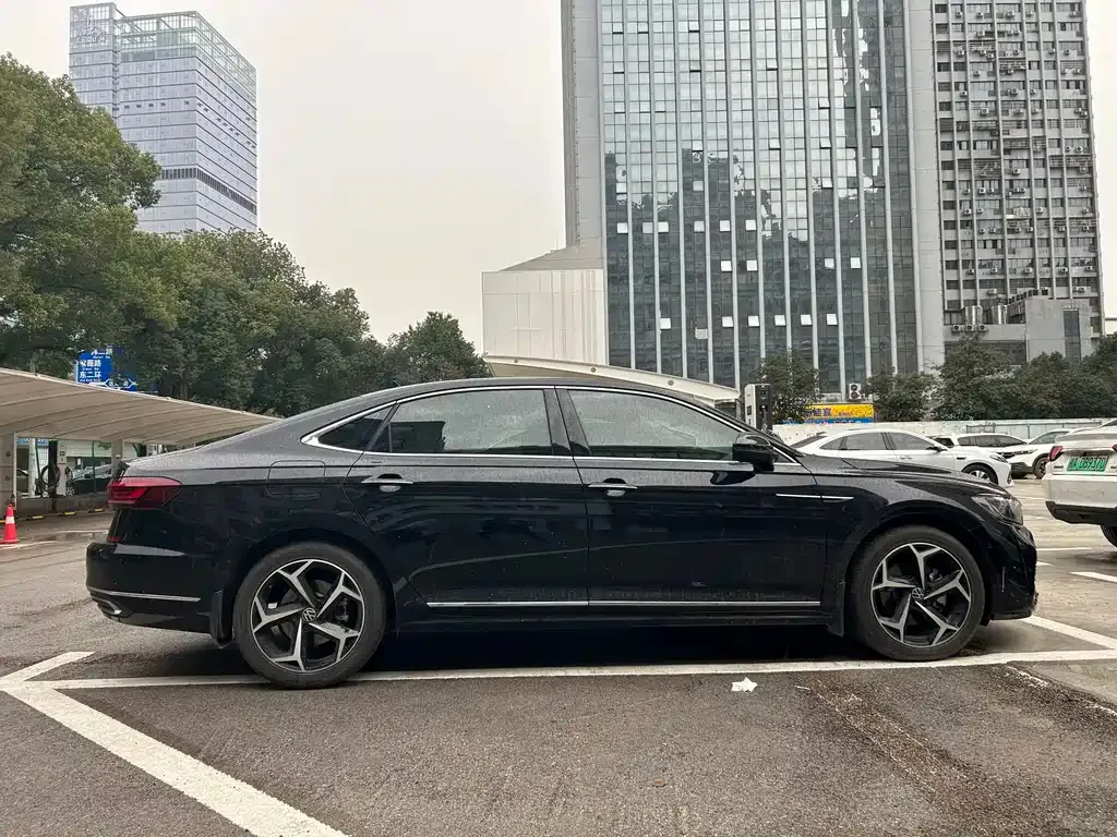 Volkswagen Passat 2023 из CN, фото 10