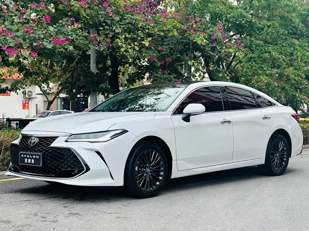 Toyota Avalon — фото 1