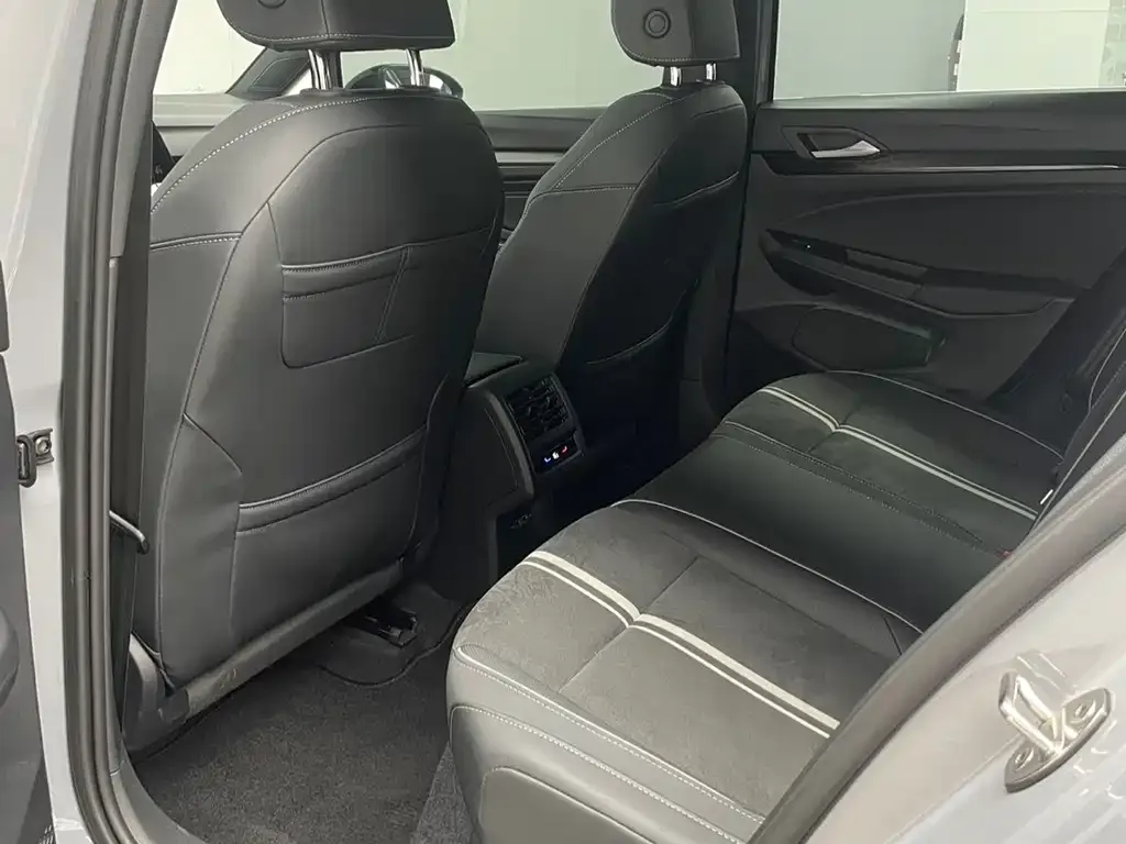 Volkswagen Golf 2022 из CN, фото 2