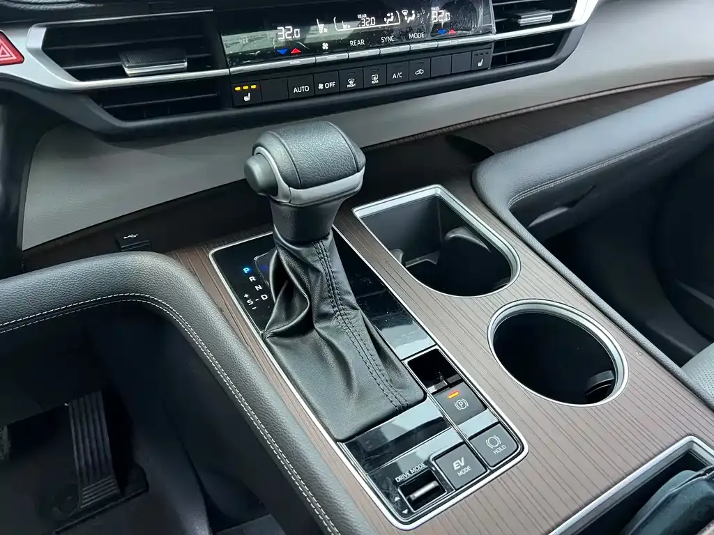 Toyota Granvia — фото 8