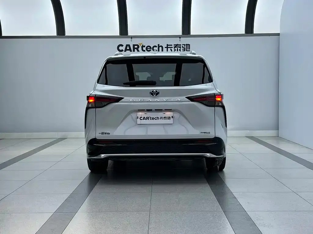 Toyota Granvia — фото 2