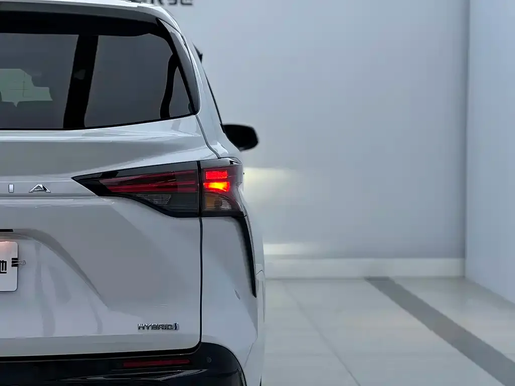 Toyota Granvia — фото 7