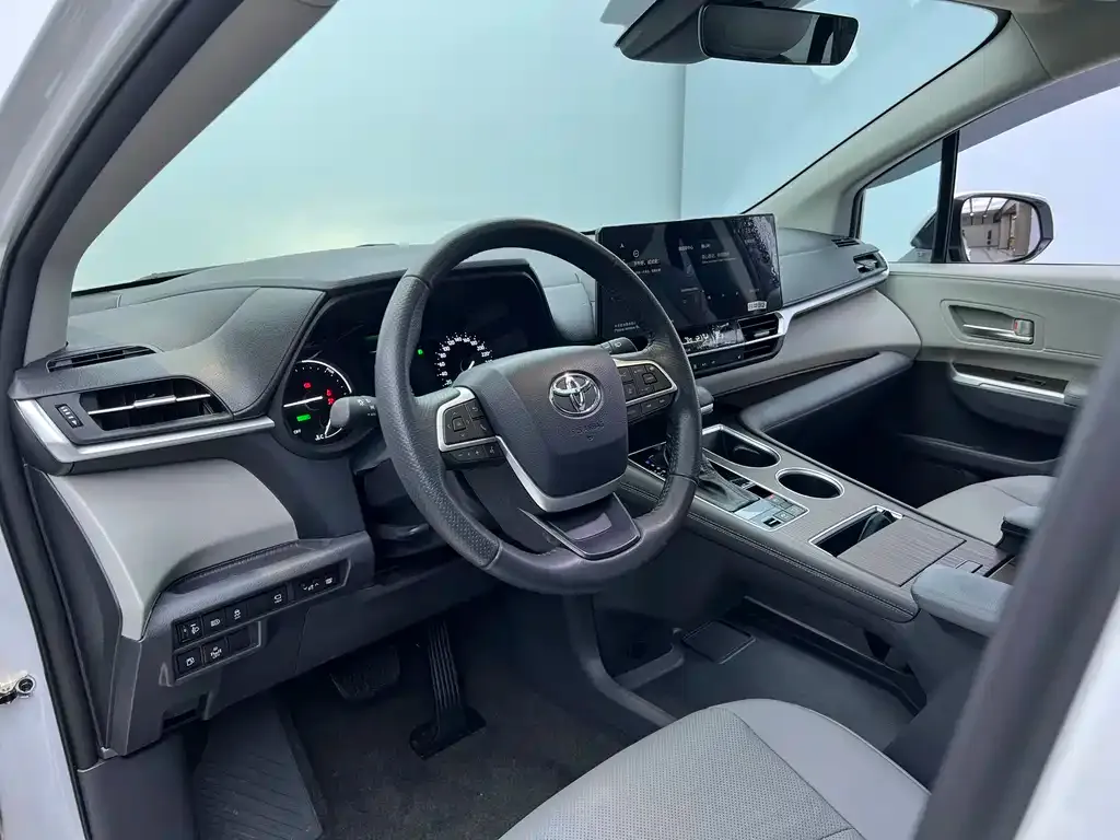 Toyota Granvia — фото 10