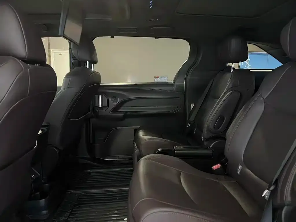 Toyota Sienna 2022 из CN, фото 2