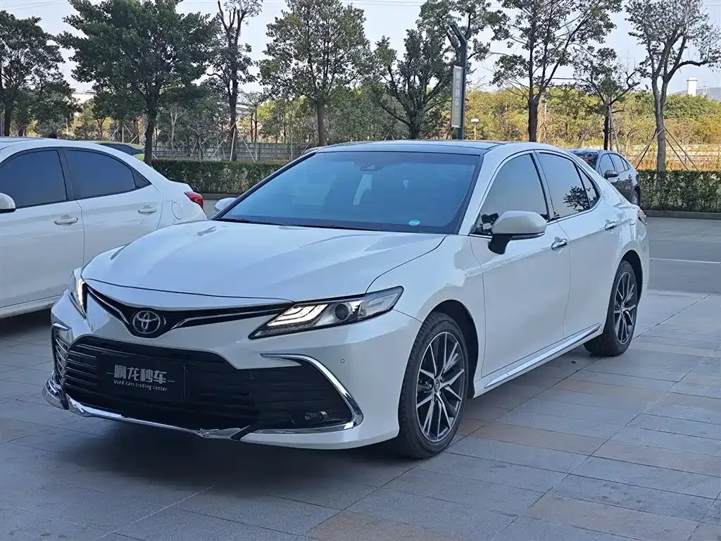 Toyota Camry — фото 1