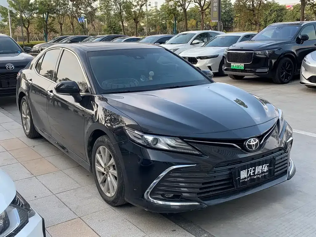 Toyota Camry — фото 2
