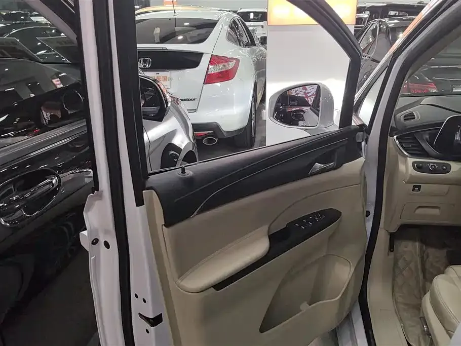 Buick GL8 2022 из CN, фото 3