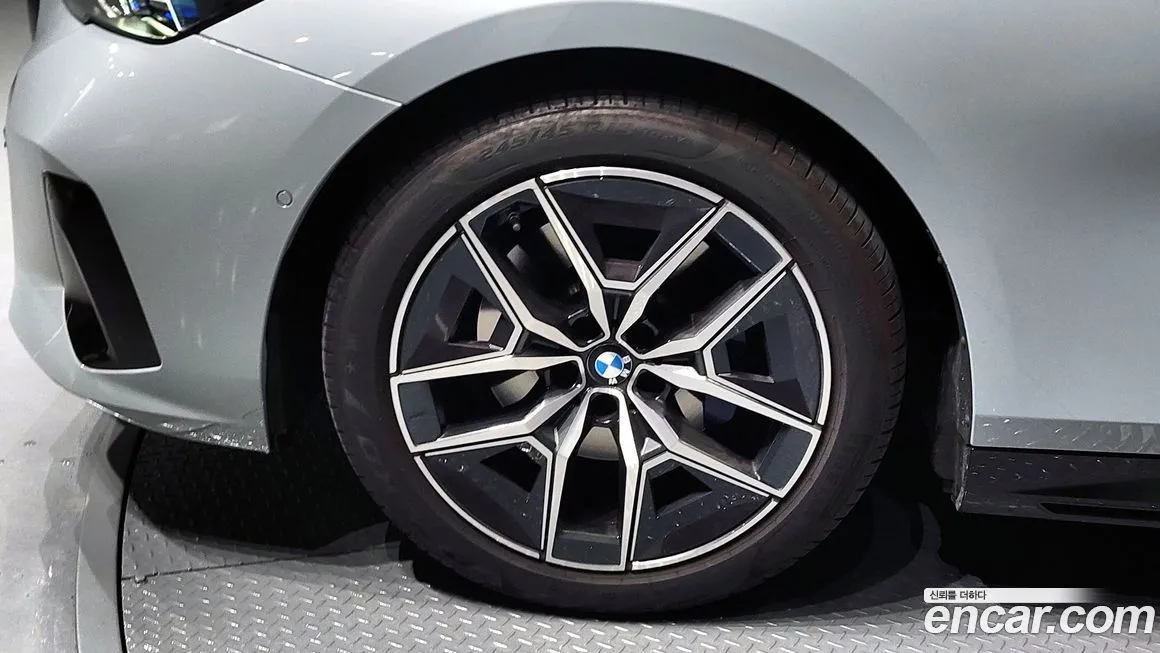 BMW 5-Series — фото 10
