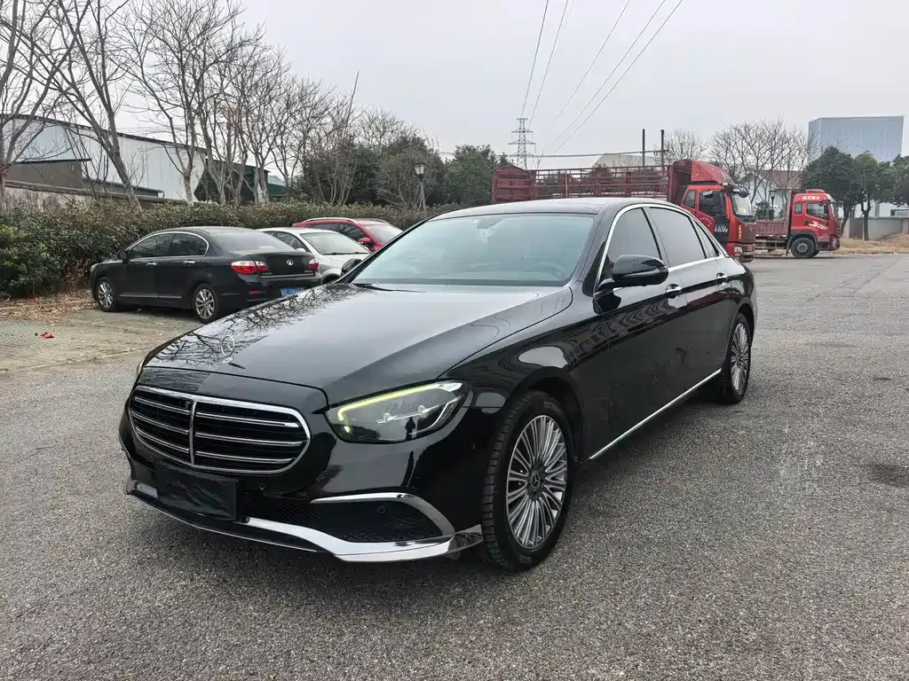 Mercedes-Benz E-Class — фото 1