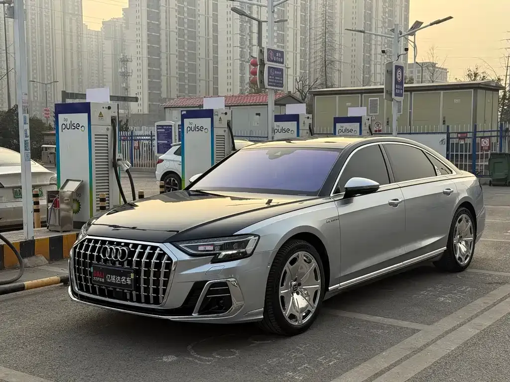 Audi A8 — фото 1