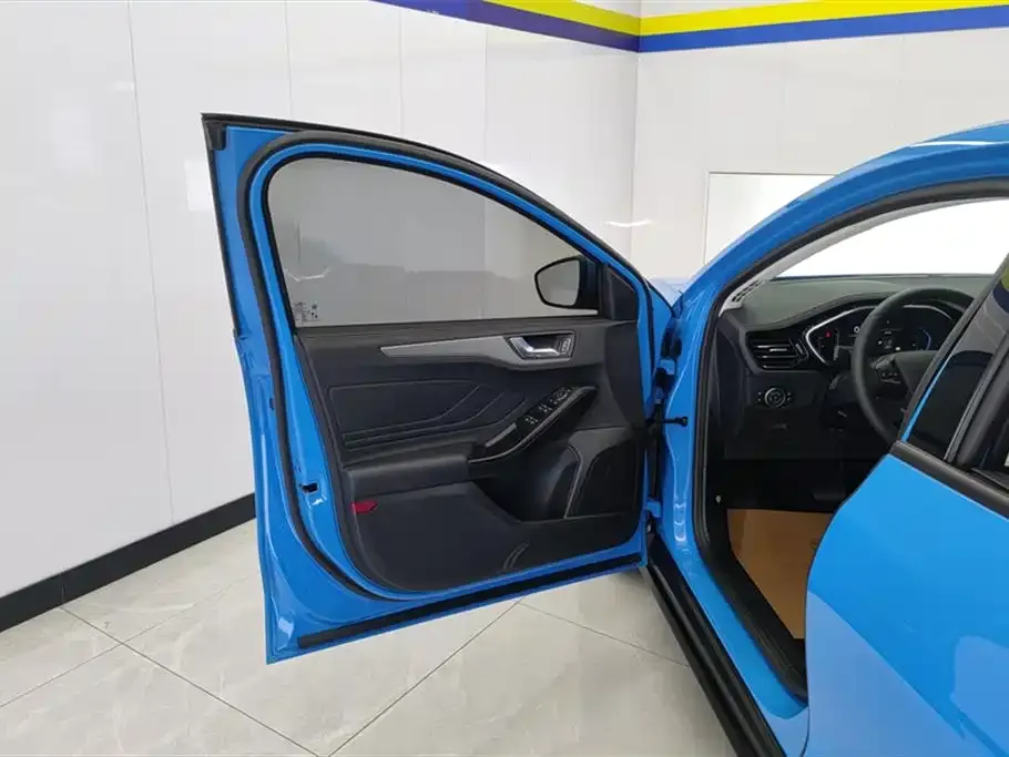 Ford Focus 2023 из CN, фото 10