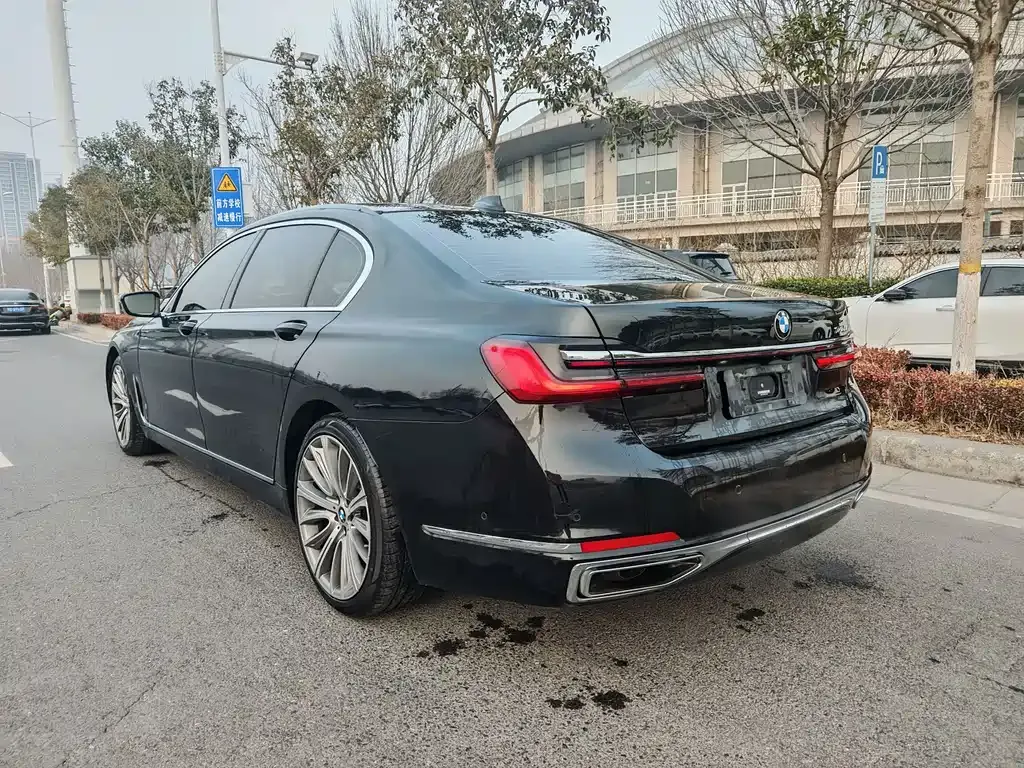 BMW 7 Series — фото 10