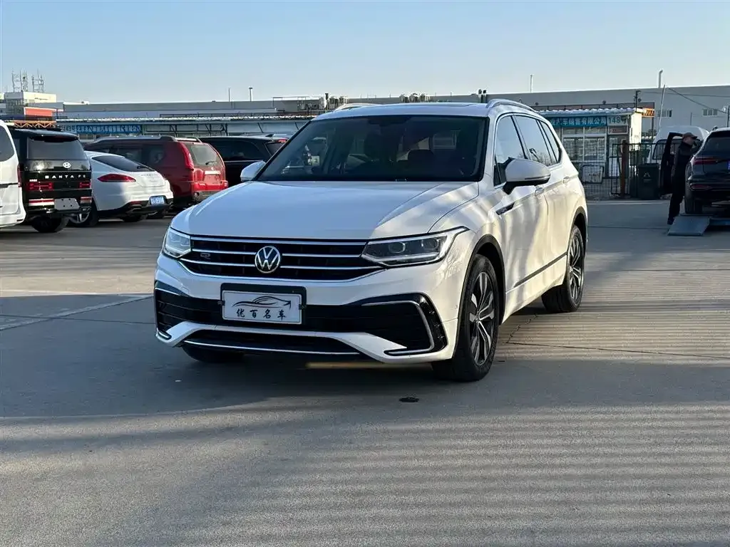 Volkswagen Tiguan L — фото 1