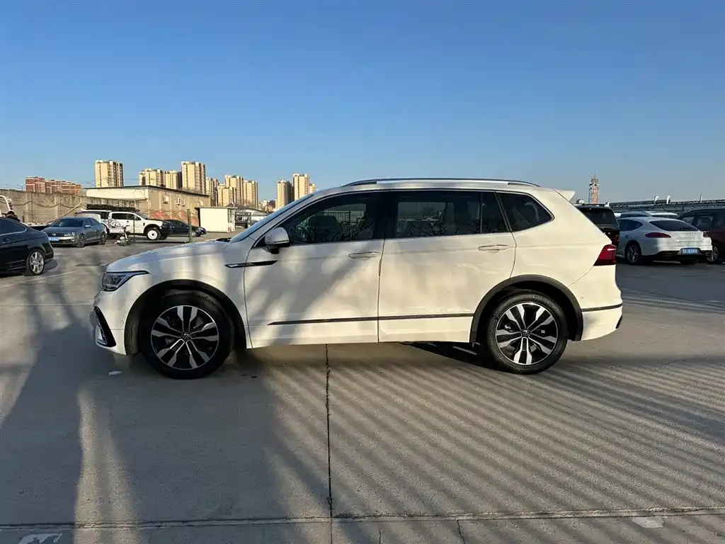 Volkswagen Tiguan L — фото 2