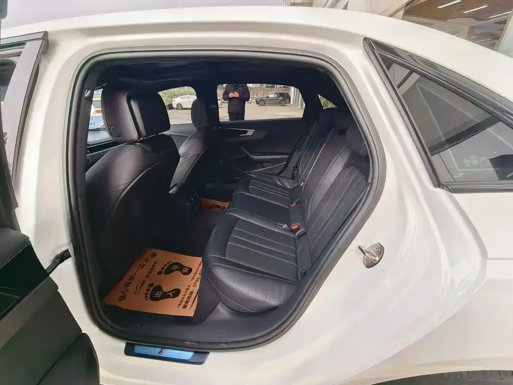 Audi A4L 2023 из CN, фото 3