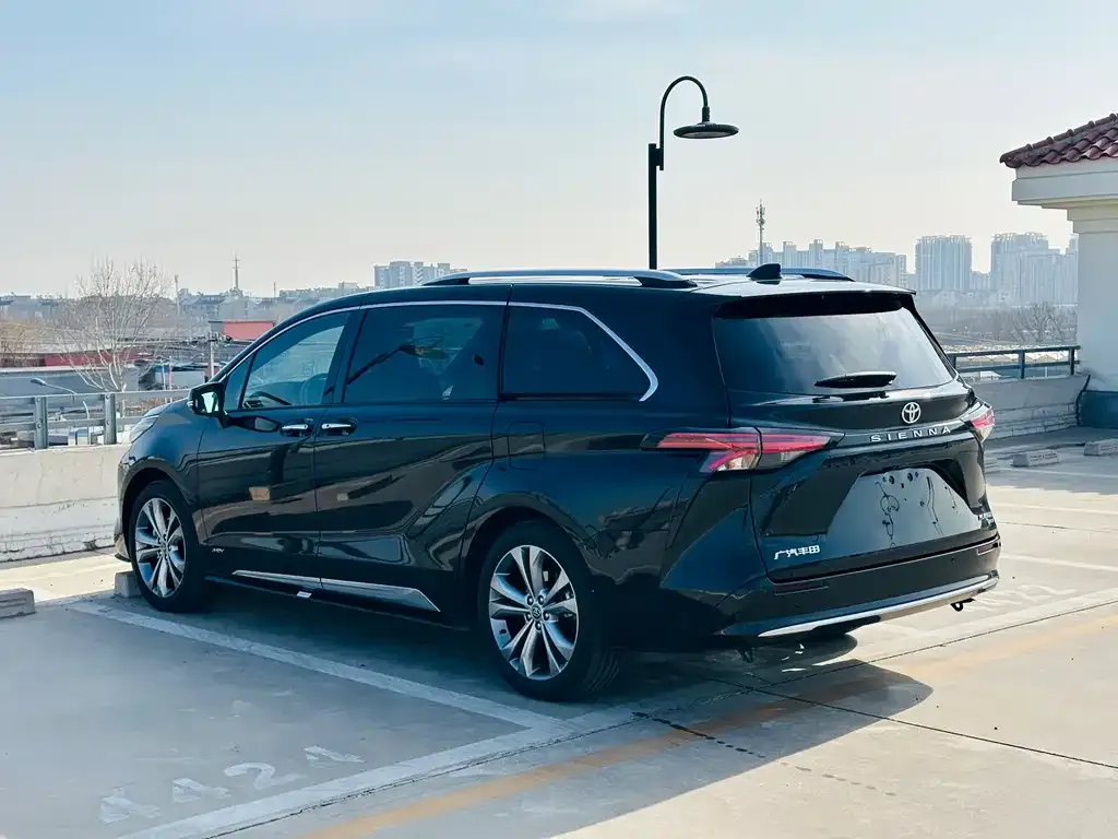 Toyota Sienna 2024 из CN, фото 2