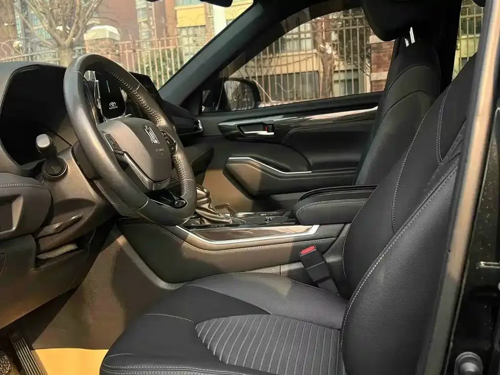 Toyota Crown Kluger 2023 из CN, фото 7