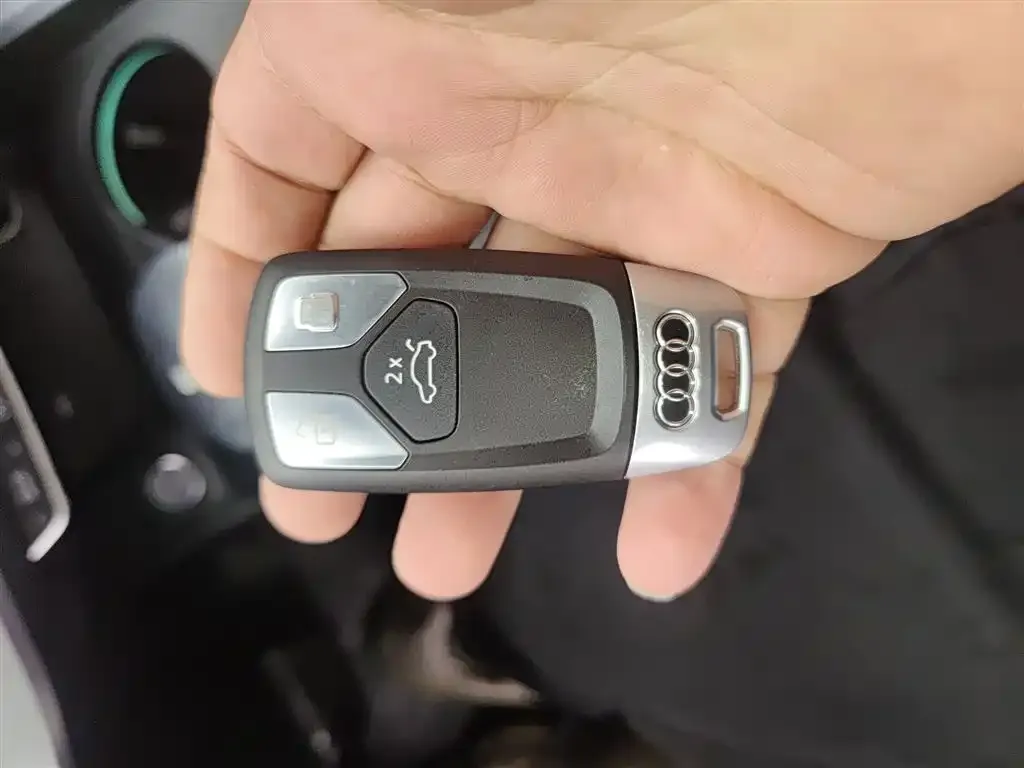 Audi A4L 2021 из CN, фото 2