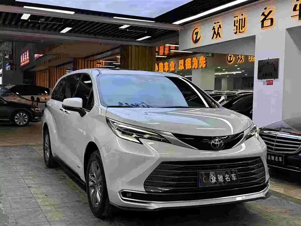 Toyota Sienna — фото 1