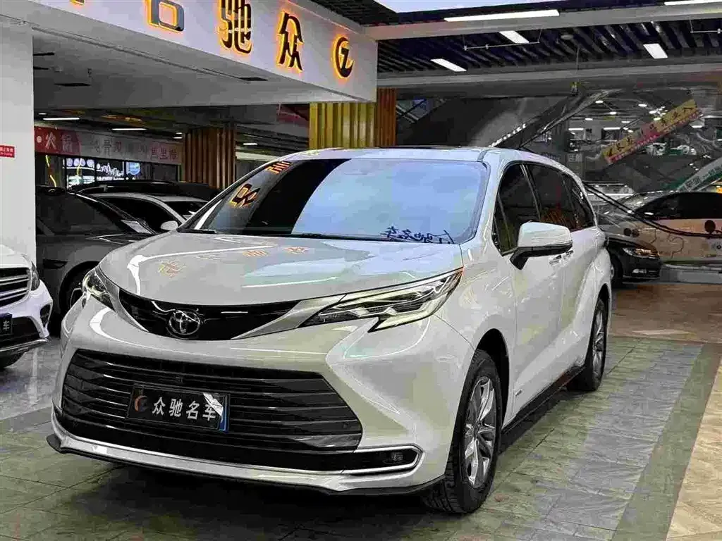 Toyota Sienna — фото 2