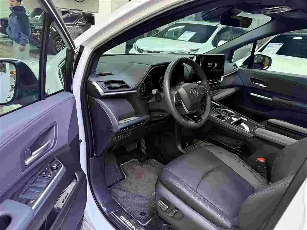 Toyota Sienna — фото 3