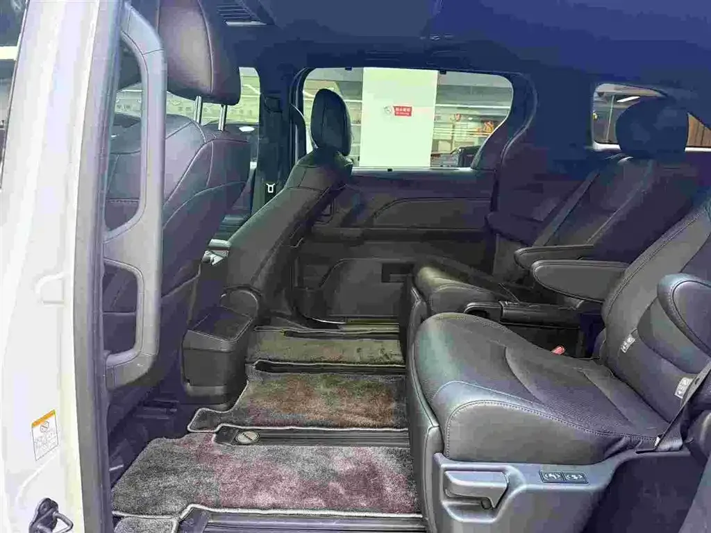 Toyota Sienna — фото 4