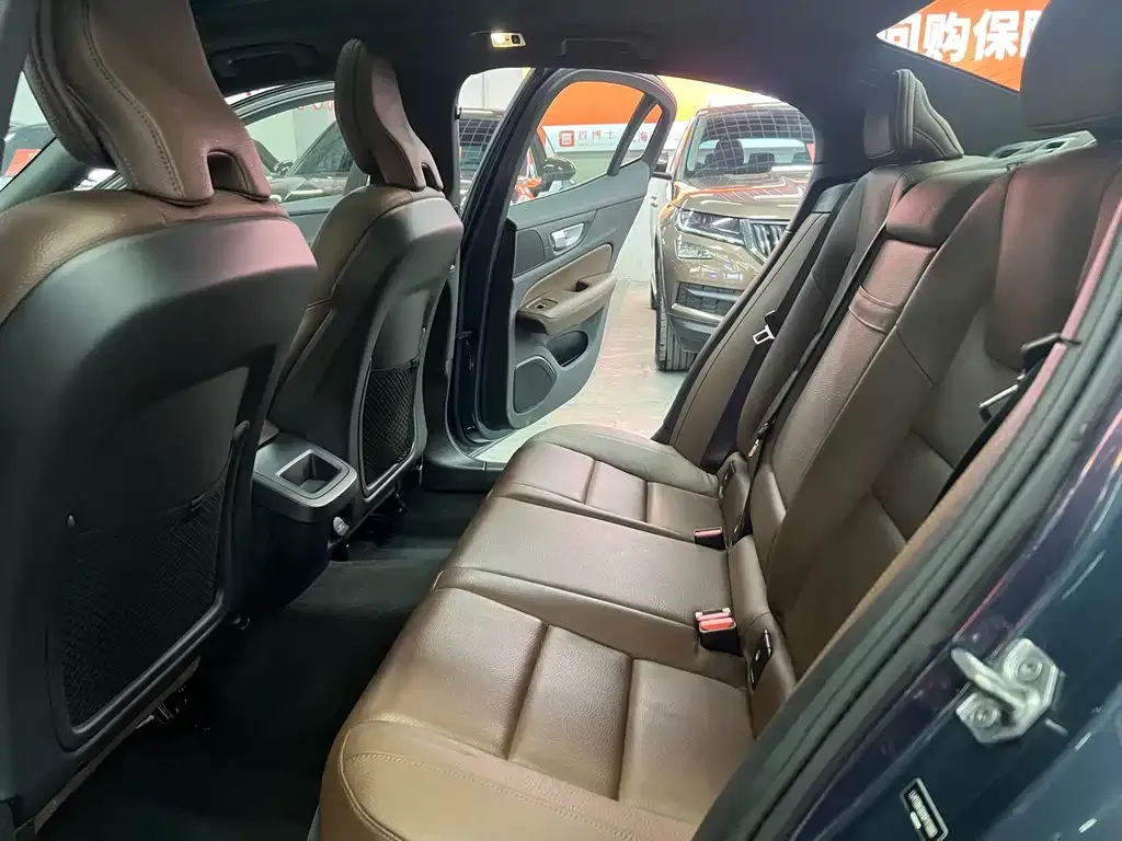Volvo S60 2022 из CN, фото 4
