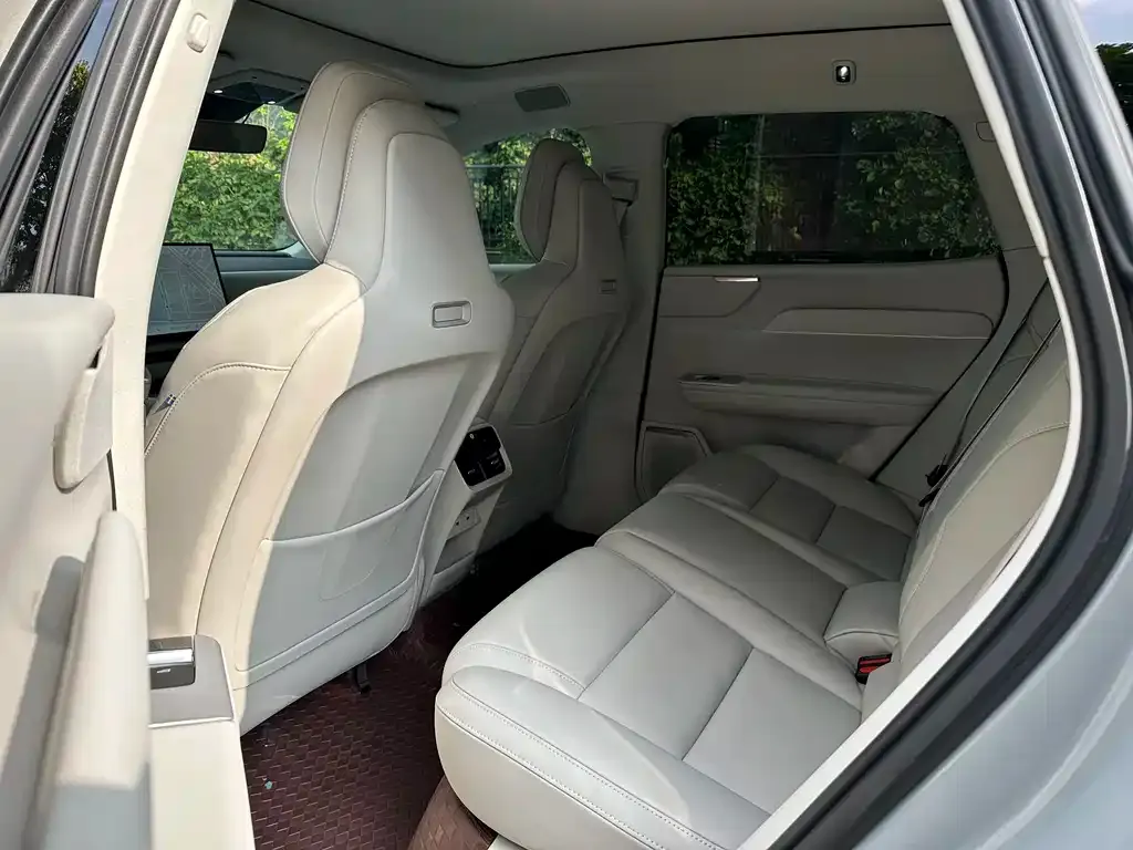 Volvo XC70 Plug-in Hybrid 2025 из CN, фото 2