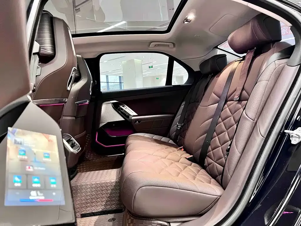 BMW 7 Series 2024 из CN, фото 10