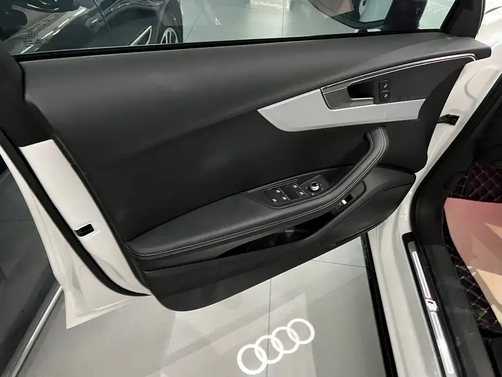 Audi A4L 2022 из CN, фото 3