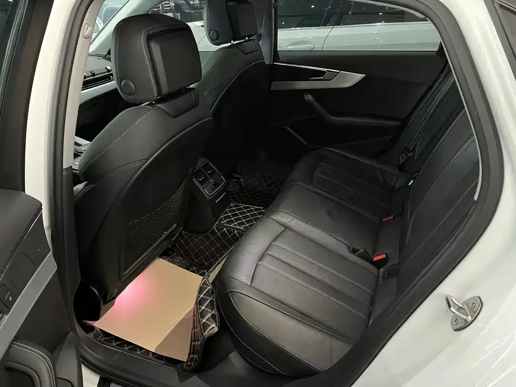 Audi A4L 2022 из CN, фото 8