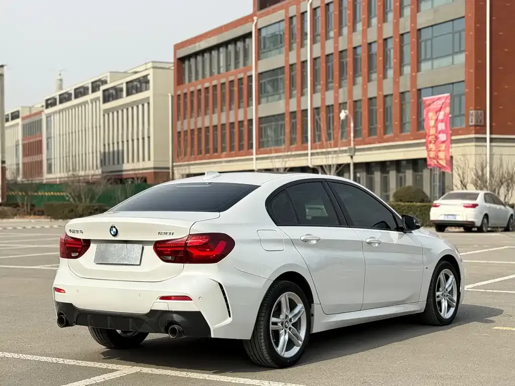 BMW 1 Series 2023 из CN, фото 2