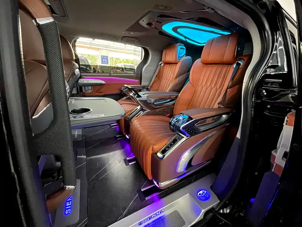 Toyota Sienna 2025 из CN, фото 2
