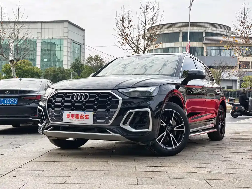 Audi Q5L — фото 1