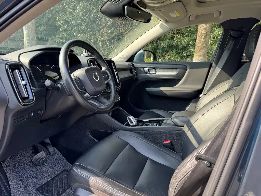 Volvo XC40 — фото 10