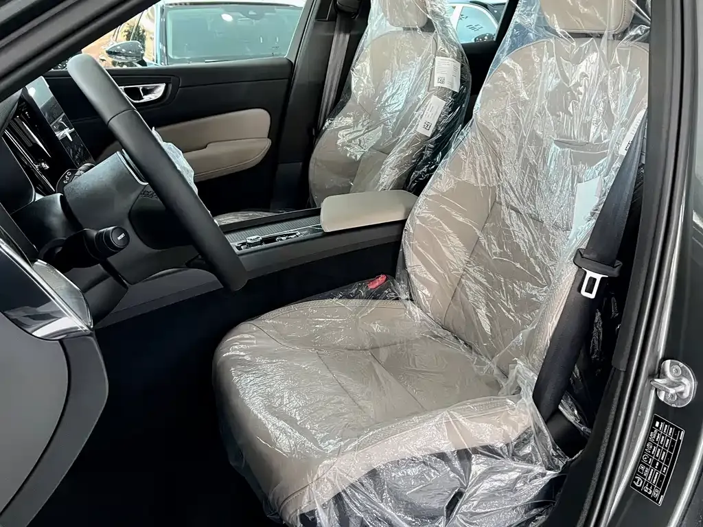 Volvo XC60 — фото 10