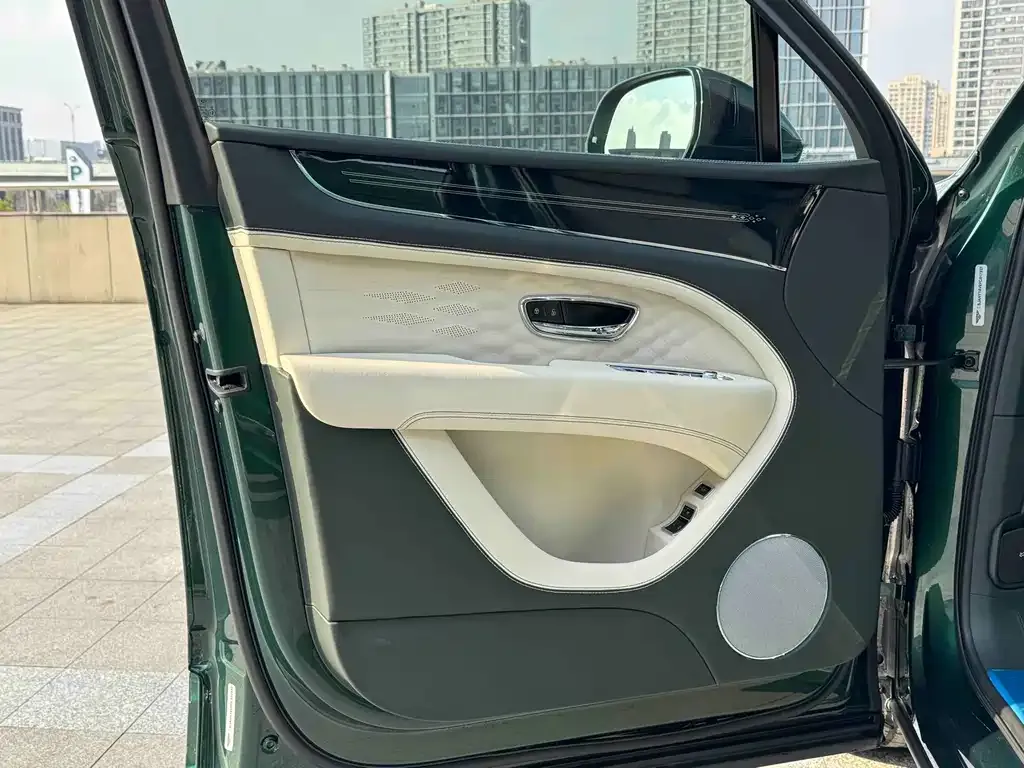 Bentley Bentayga 2023 из CN, фото 10