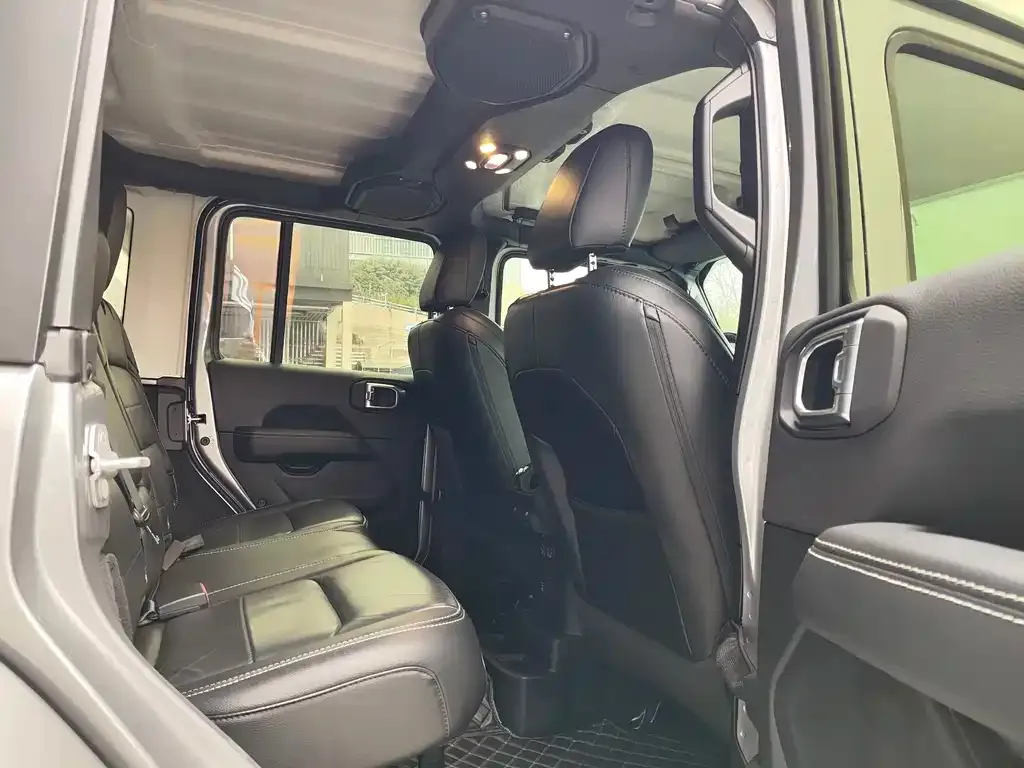 Jeep Wrangler — фото 10